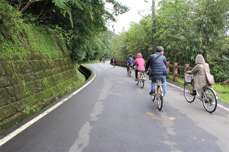 雙溪區自行車步道民眾騎腳踏車